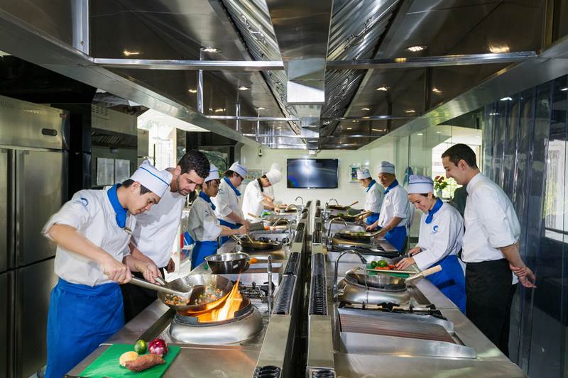 Khu vực nấu ăn nhà hàng